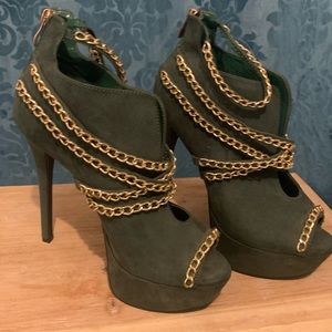 Sexy green ankle bootie with gold chain embellishments.